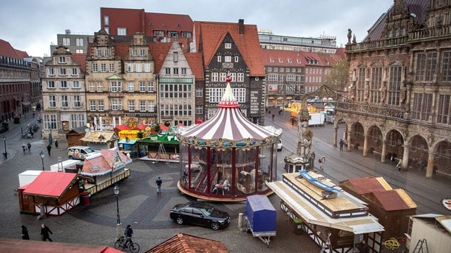 Aufbauarbeiten für den Weihnachtsmarkt am Bremer Marktplatz (Archivbild): Sollten die Infektionszahen weiter steigen, können 2G-Regeln in Kraft treten. Aufbauarbeiten für den Weihnachtsmarkt am Bremer Marktplatz (Archivbild): Sollten die Infektionszahen weiter steigen, können 2G-Regeln in Kraft treten.