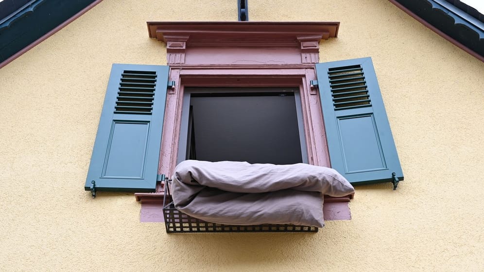 Nur wenn die Fenster ganz aufgemacht werden, kann im Wohnraum ein Luftsog entstehen, der schnell verbrauchte Luft gegen frische austauscht.