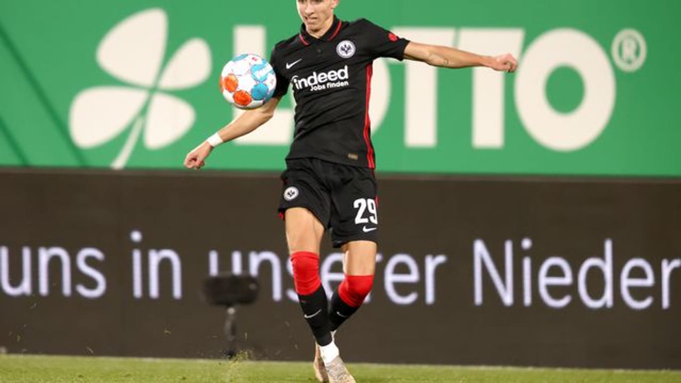 Der 21-jährige Frankfurter Jesper Lindström spielt den Ball.