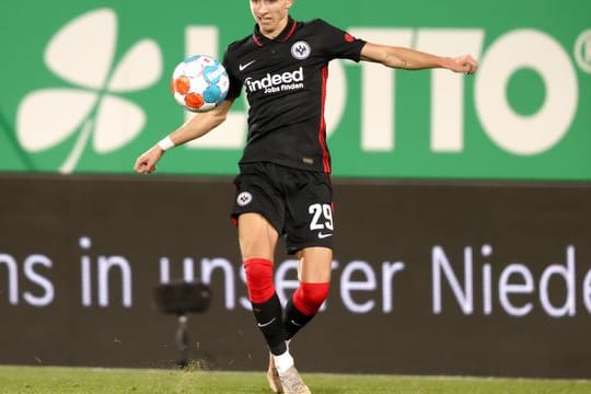 Der 21-jährige Frankfurter Jesper Lindström spielt den Ball.