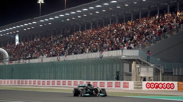 Mercedes-Pilot Lewis Hamilton hat sich beim Großen Preis von Katar souverän den Sieg geholt. Mercedes-Pilot Lewis Hamilton hat sich beim Großen Preis von Katar souverän den Sieg geholt.