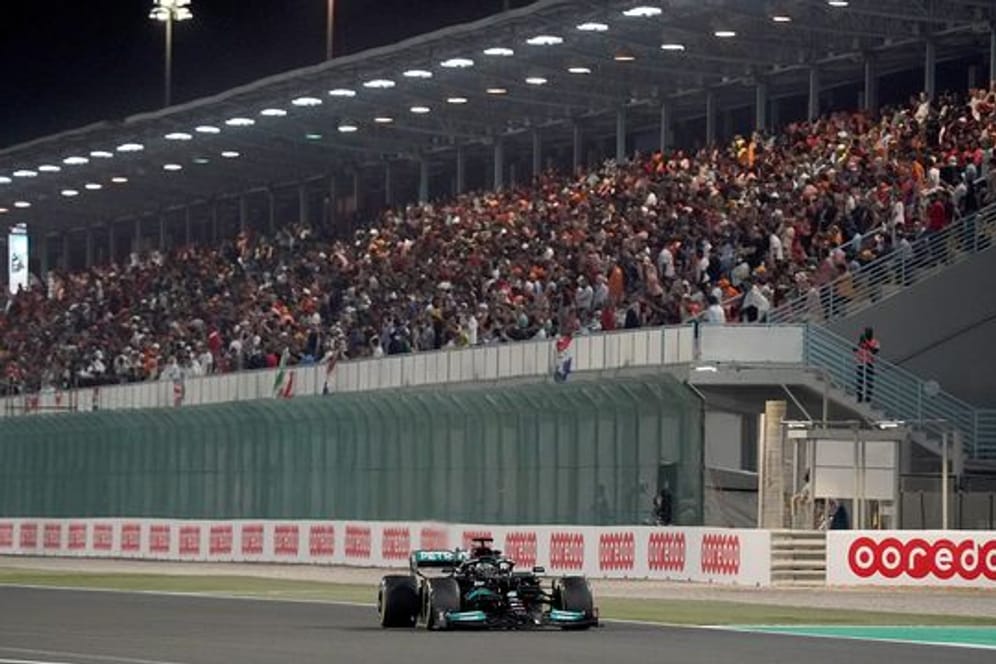 Mercedes-Pilot Lewis Hamilton hat sich beim Großen Preis von Katar souverän den Sieg geholt.