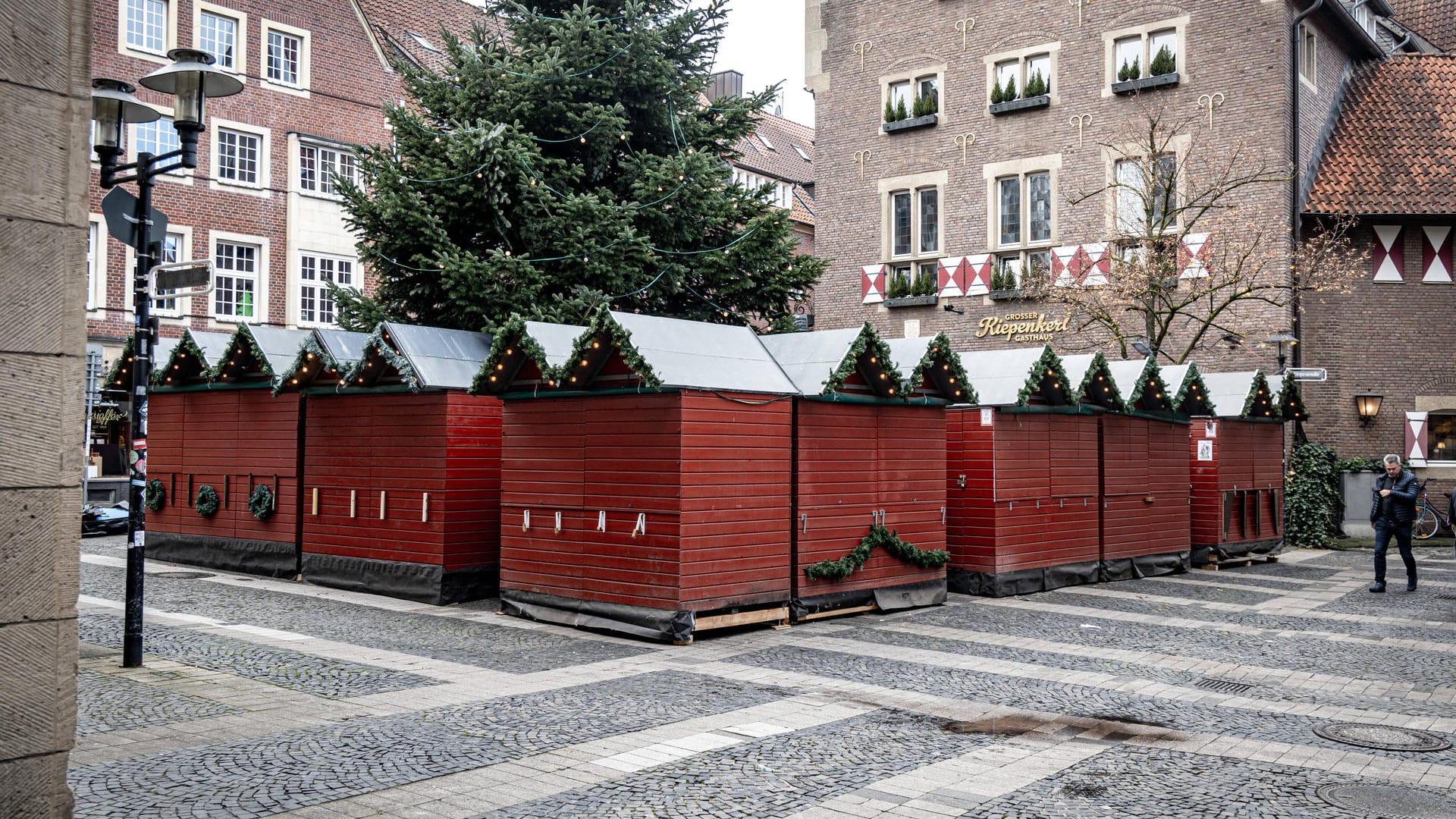 Geschlossene Verkaufsstände am Weihnachtsmarkt in Münster: In Deutschland steigt die Zahl der Corona-Fälle weiter an. Geschlossene Verkaufsstände am Weihnachtsmarkt in Münster: In Deutschland steigt die Zahl der Corona-Fälle weiter an.