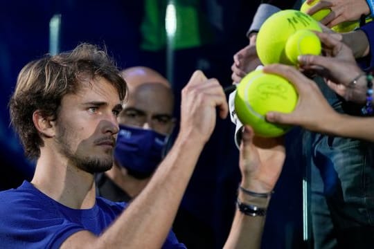 Alexander Zverev (l) gibt nach der ATP-Siegerehrung Autogramme.