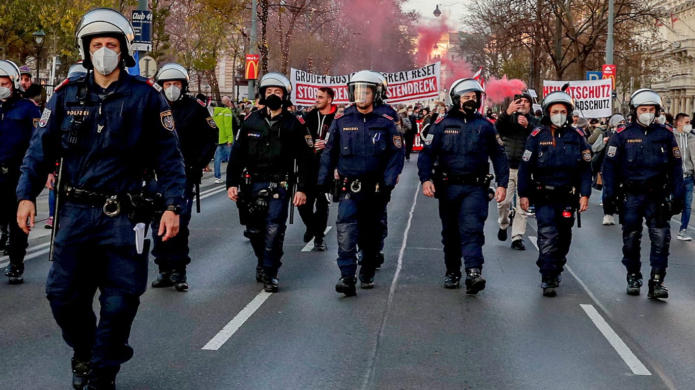 Polizisten begleiten eine Demonstration von Lockdown- und Impfgegnern: In Wien kam es am Wochenende zu Großprotesten mit rund 40.000 Teilnehmern.