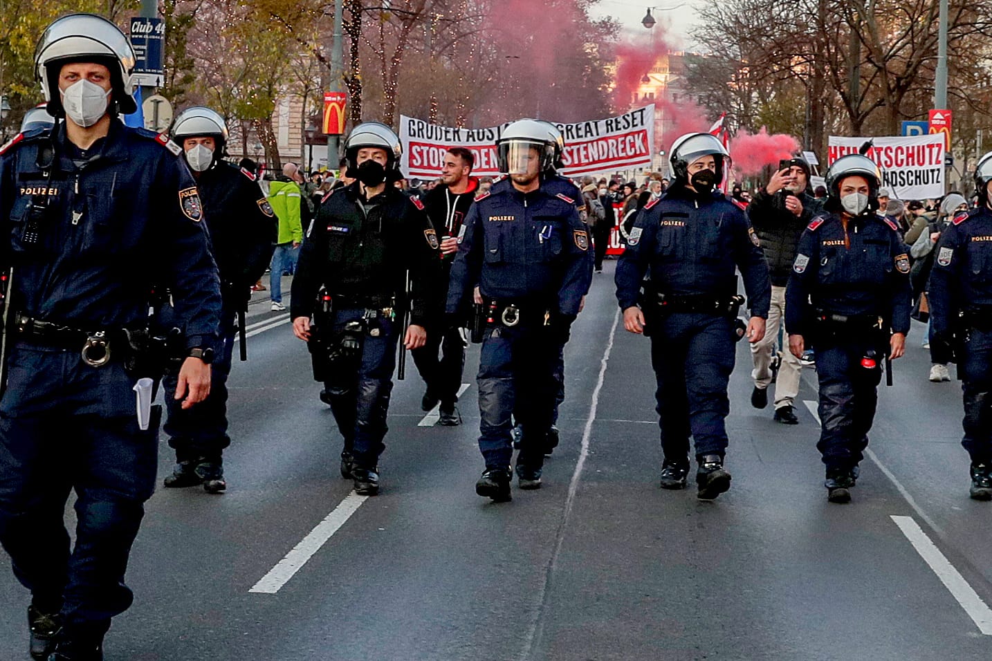 Polizisten begleiten eine Demonstration von Lockdown- und Impfgegnern: In Wien kam es am Wochenende zu Großprotesten mit rund 40.000 Teilnehmern.