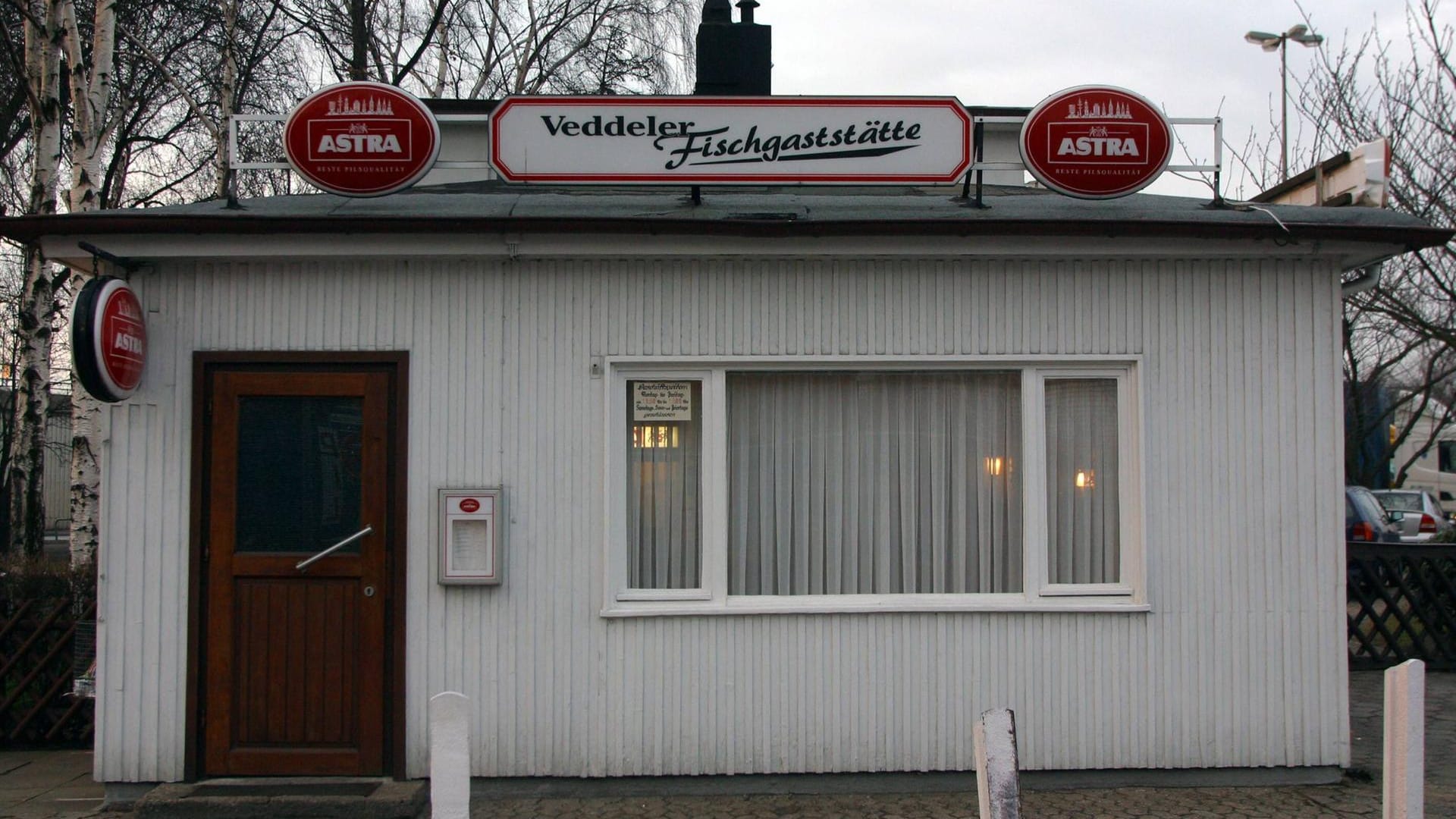 Tradition in Hamburg (Archivfoto): Die Veddeler Fischgaststätte nahe den Elbbrücken.