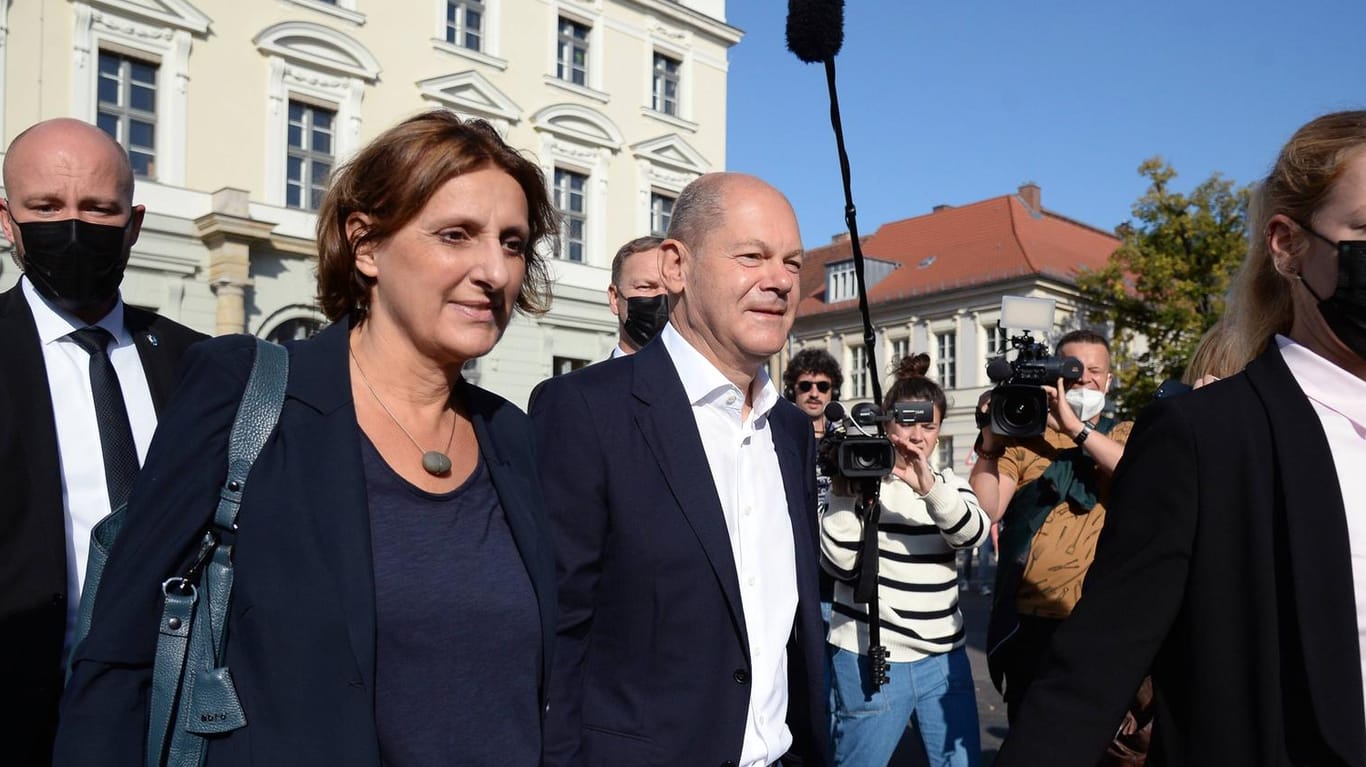 Britta Ernst und Olaf Scholz im Medienrummel bei der Bundestagswahl: Ernst ist brandenburgische Bildungsministerin.