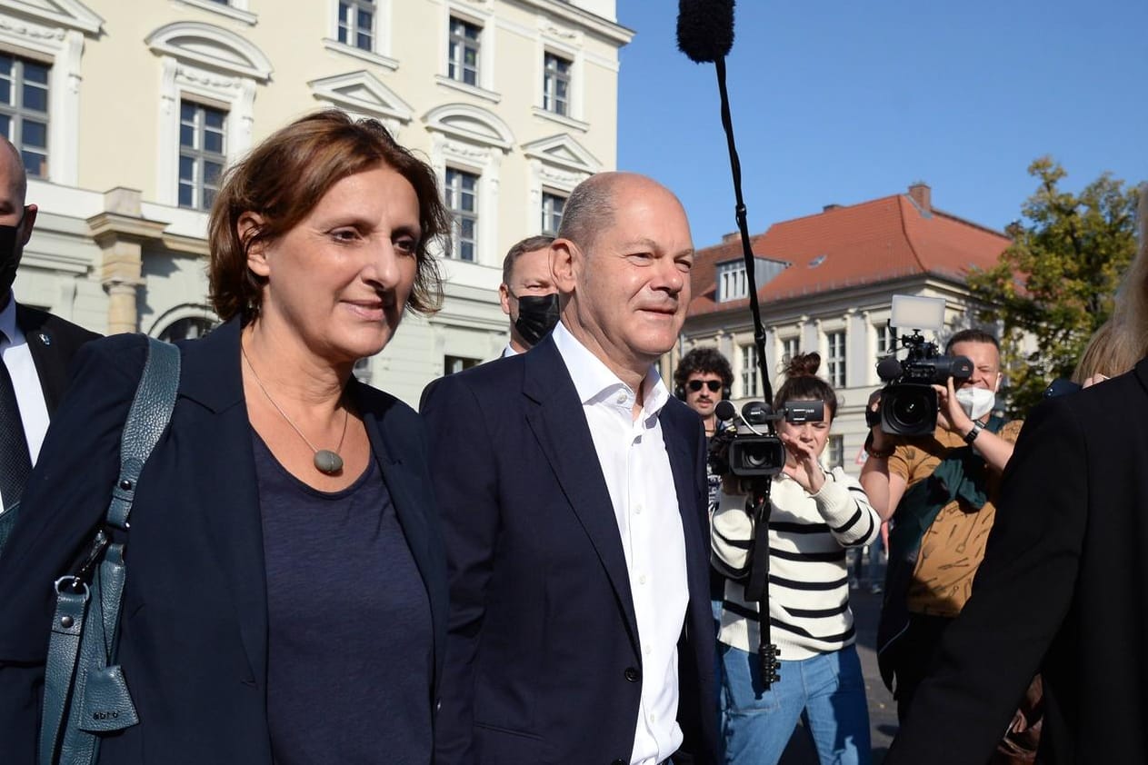 Britta Ernst und Olaf Scholz im Medienrummel bei der Bundestagswahl: Ernst ist brandenburgische Bildungsministerin.