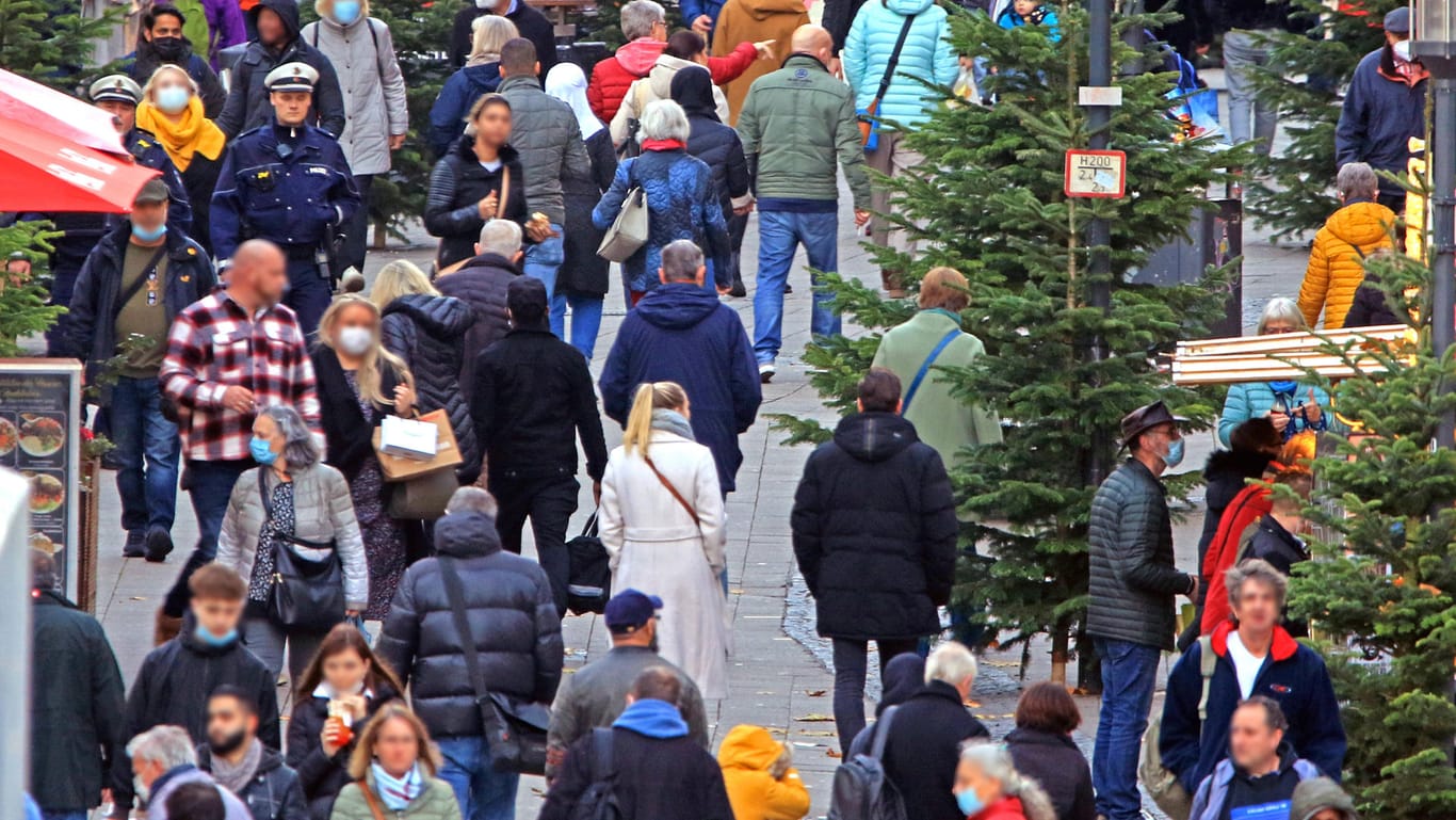 Menschen beim Einkaufen in der Essener Innenstadt (Symbolbild): Viele Verbraucher machen sich Gedanken über die steigenden Preise bei Weihnachtsgeschenken.