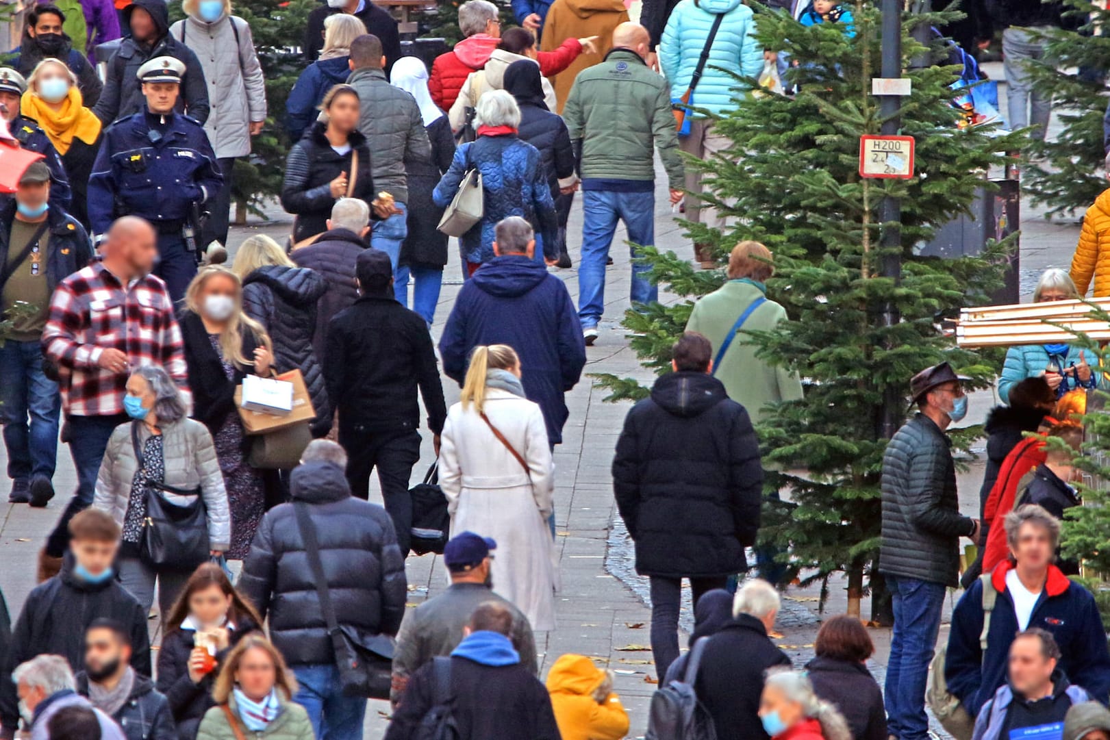 Menschen beim Einkaufen in der Essener Innenstadt (Symbolbild): Viele Verbraucher machen sich Gedanken über die steigenden Preise bei Weihnachtsgeschenken.