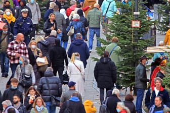 Menschen beim Einkaufen in der Essener Innenstadt (Symbolbild): Viele Verbraucher machen sich Gedanken über die steigenden Preise bei Weihnachtsgeschenken.