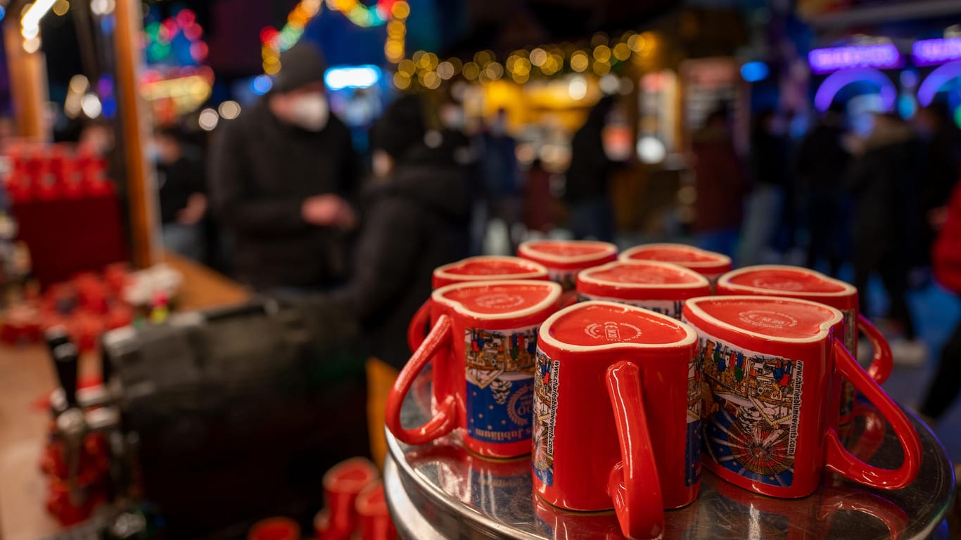 Glühwein-Tassen stehen an einem Glühwein-Stand (Archivbild): Auf den Berliner Weihnachtsmärkten gelten verschiedenen Corona-Auflagen.