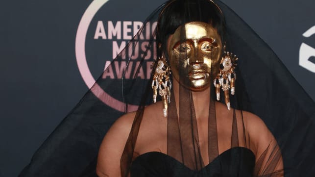 Wer steckt hinter dieser Maske: Eine Rapperin kam verhüllt zu den American Music Awards in Los Angeles.