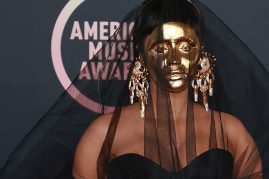 Wer steckt hinter dieser Maske: Eine Rapperin kam verhüllt zu den American Music Awards in Los Angeles.