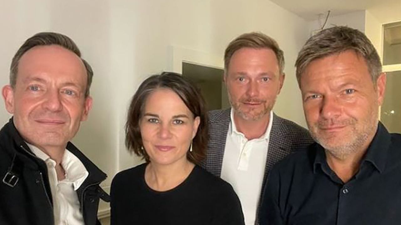 Das ikonische Selfie: Volker Wissing (l-r), Annalena Baerbock, Christian Lindner und Robert Habeck grüßen ihre Fans.