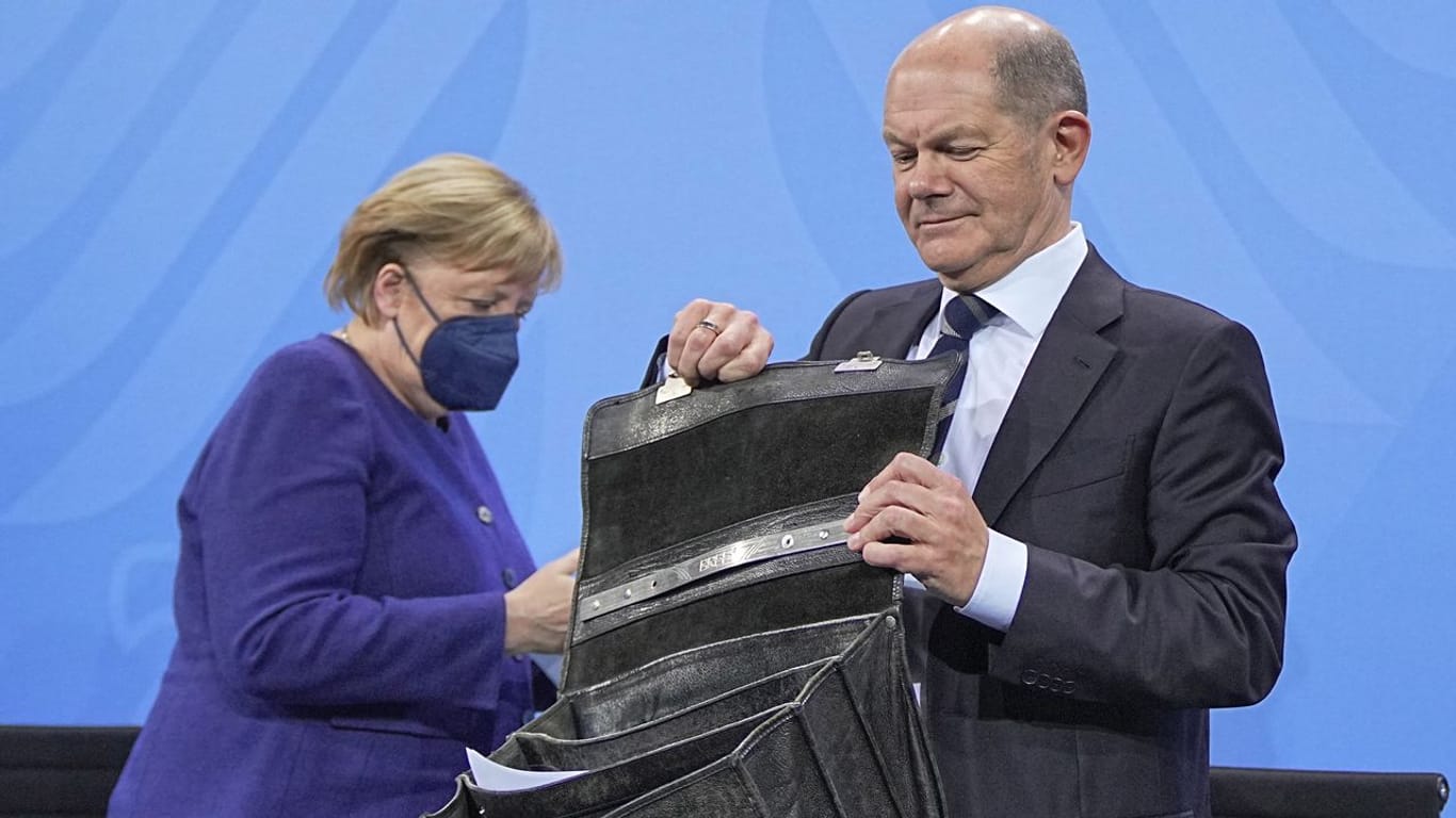Olaf Scholz mit alter Aktentasche, links die geschäftsführende Kanzlerin Angela Merkel.
