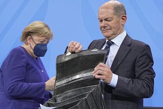 Olaf Scholz mit alter Aktentasche, links die geschäftsführende Kanzlerin Angela Merkel.