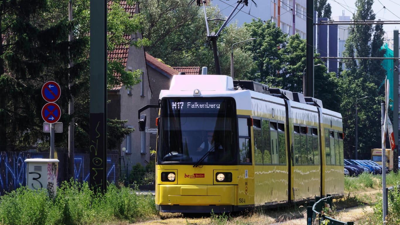 Eine Straßenbahn der Linien M15 (Archivbild): In einer Tram dieser Linie kam es zu einem Angriff auf mehrere Fahrgäste.