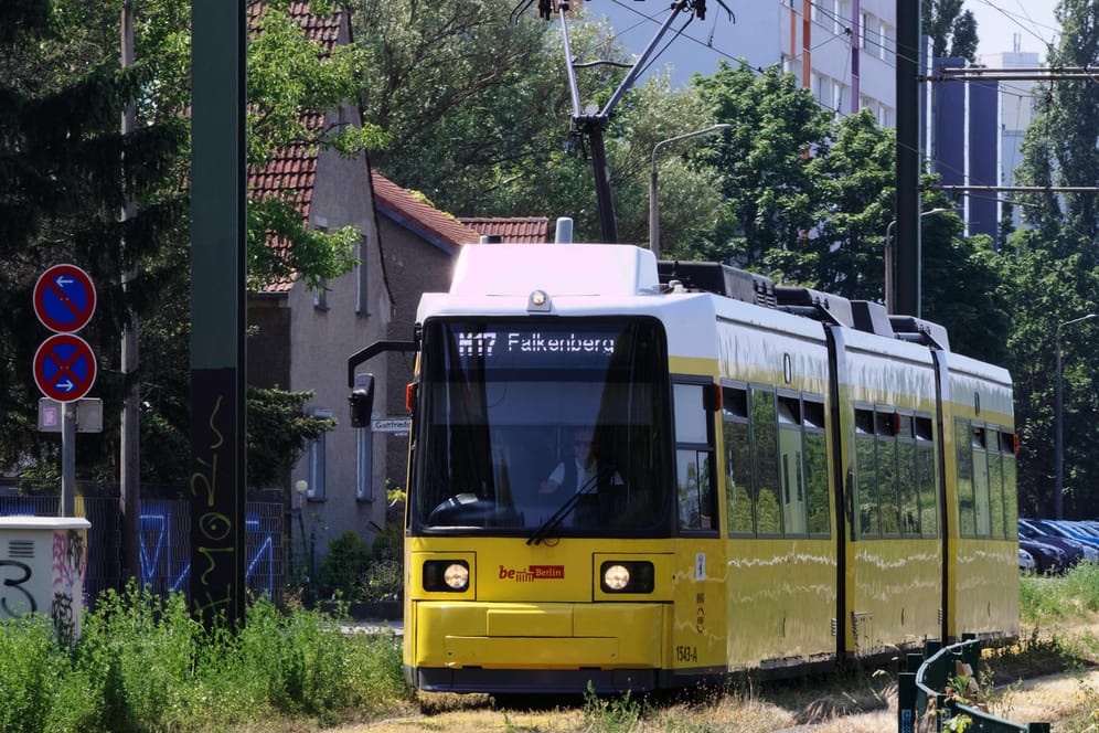 Eine Straßenbahn der Linien M15 (Archivbild): In einer Tram dieser Linie kam es zu einem Angriff auf mehrere Fahrgäste.
