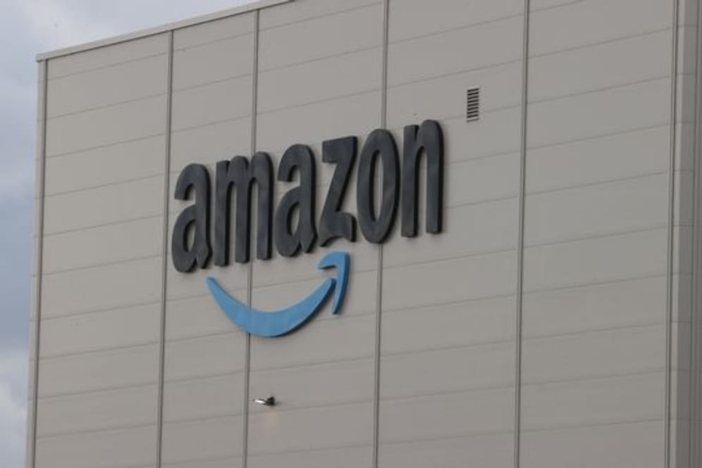 Das Amazon-Logo ist auf der Fassade des Logistikzentrums in Gera, Thüringen, zu sehen.