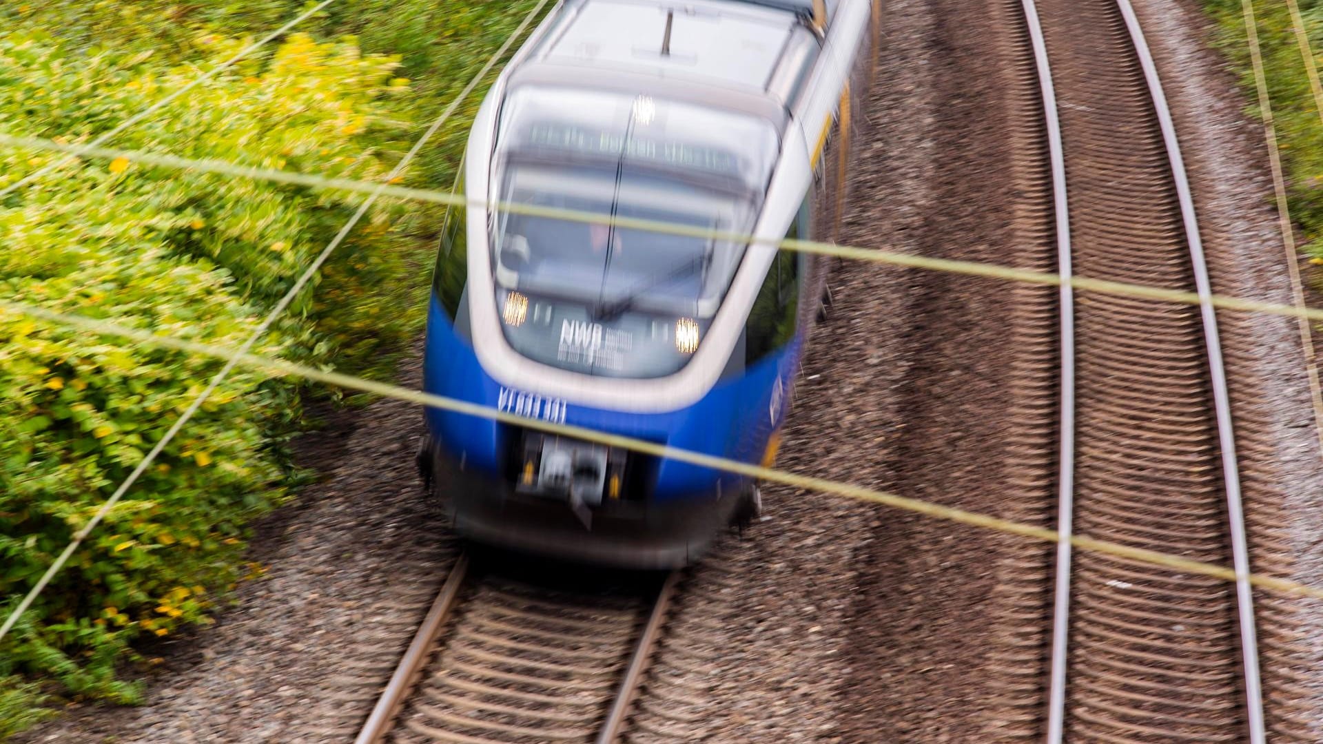 Ein Regionalexpress in NRW (Archivbild): In einem Zug am Bottroper Hauptbahnhof ist ein Bahnmitarbeiter verletzt worden. Ein Regionalexpress in NRW (Archivbild): In einem Zug am Bottroper Hauptbahnhof ist ein Bahnmitarbeiter verletzt worden.