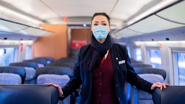 Nadine Perlinger dos Santos, ehemalige Stewardess der Lufthansa-Tochter Germanwings, arbeitet nun als Zugbegleiterin bei der Deutschen Bahn.