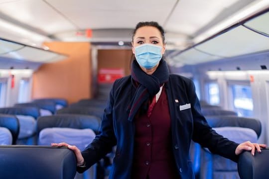 Nadine Perlinger dos Santos, ehemalige Stewardess der Lufthansa-Tochter Germanwings, arbeitet nun als Zugbegleiterin bei der Deutschen Bahn.