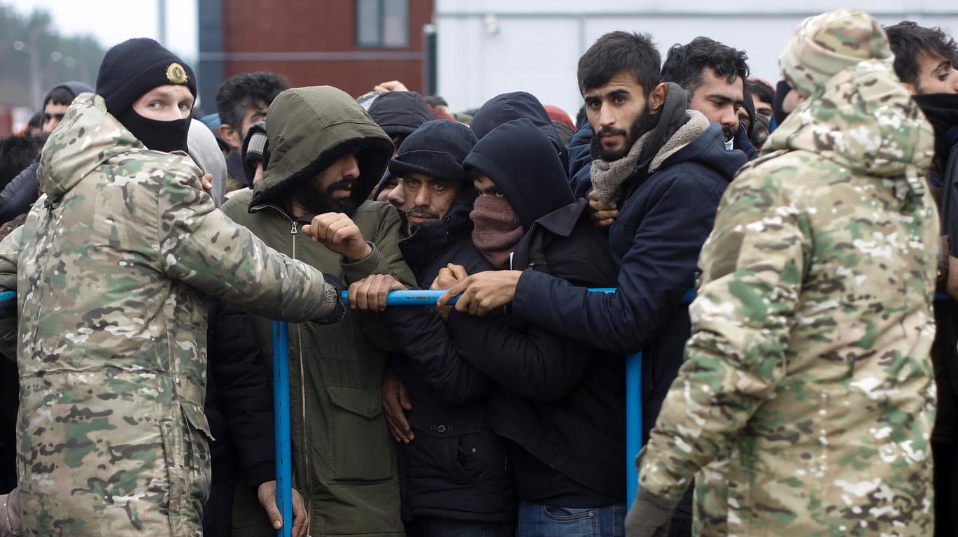 Migranten in der Nähe der polnisch-belarussischen Grenze (Archiv): "Minsk liegt daran, eine physische Auseinandersetzung mit dem Westen zu zeigen."