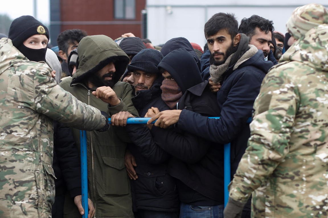 Migranten in der Nähe der polnisch-belarussischen Grenze (Archiv): "Minsk liegt daran, eine physische Auseinandersetzung mit dem Westen zu zeigen."