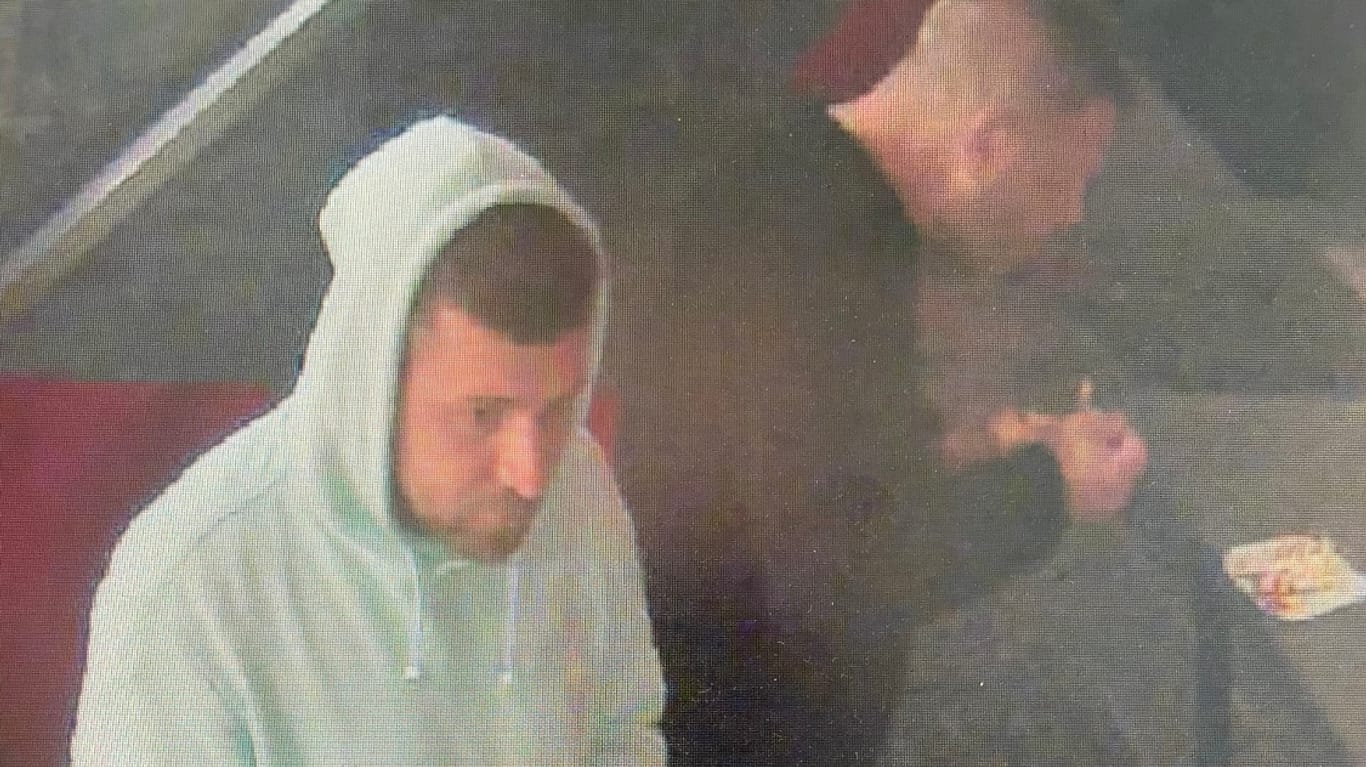 Zeugen einer Messerattacke: Die Polizei Berlin sucht nach diesen beiden Männern. Sie sollen einen Übergriff am Bahnhof Zoo beobachtet haben.