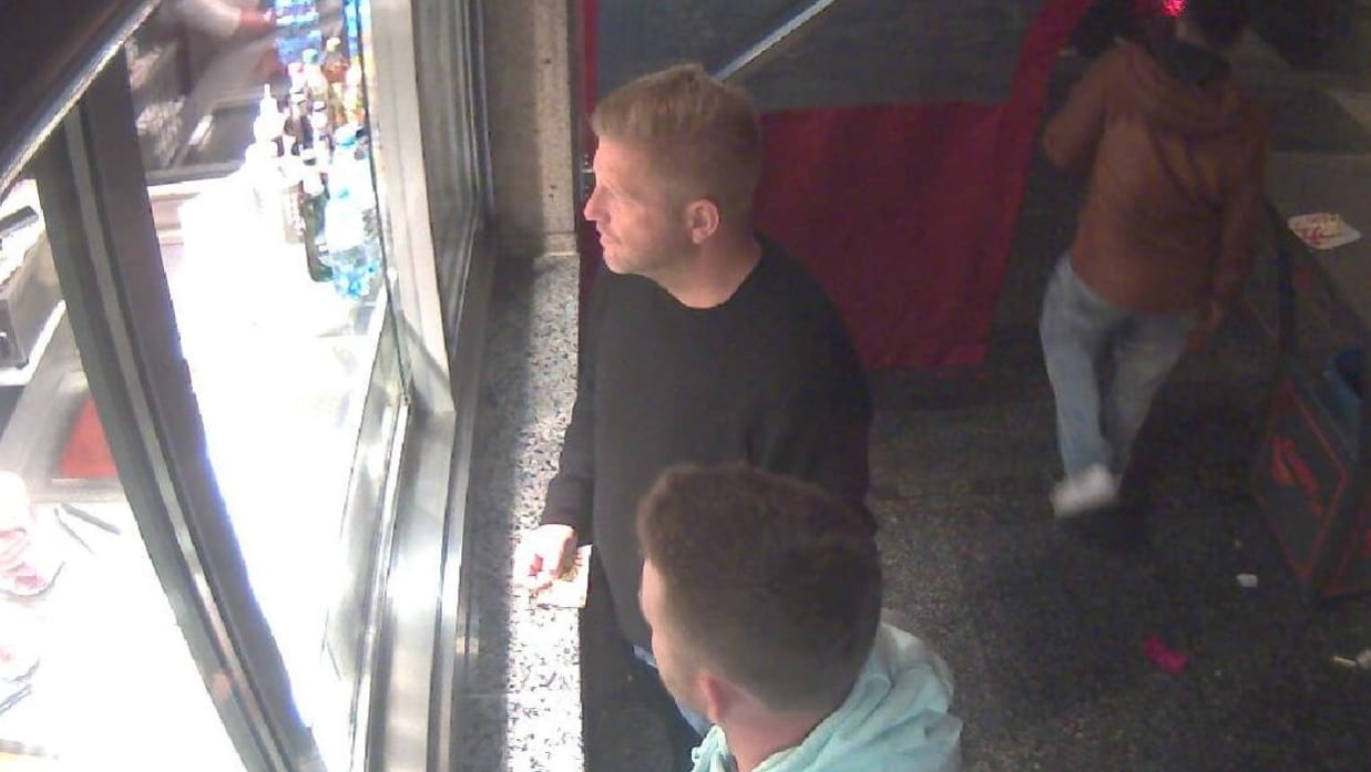 Die beiden Männer könnten mit ihren Beobachtungen bei der Aufklärung des Verbrechens weiterhelfen. Bisher haben sie sich nicht bei der Polizei gemeldet.