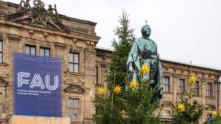 Die Friedrich-Alexander-Universität Erlangen-Nürnberg hat die 2G-Regel im Präsenzbetrieb eingeführt: Nicht alle Studierenden finden das offenbar gut. Es hat bereits Proteste gegeben.