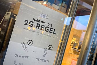 Hinweis auf die 2G-Regel an einer Ladentür: Eine Mehrheit der Deutschen würde eine Einführung der Regel im Einzelhandel befürworten.