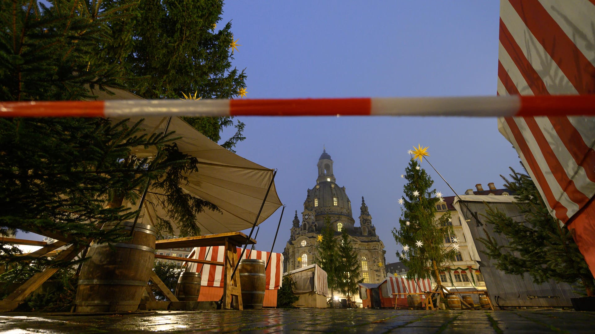 Absperrband verhindert den Zugang zum Historischen Weihnachtsmarkt in Dresden: Sachsen ergreift drastische Maßnahmen im Kampf gegen die Corona-Pandemie.