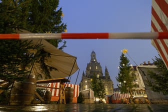 Absperrband verhindert den Zugang zum Historischen Weihnachtsmarkt in Dresden: Sachsen ergreift drastische Maßnahmen im Kampf gegen die Corona-Pandemie.