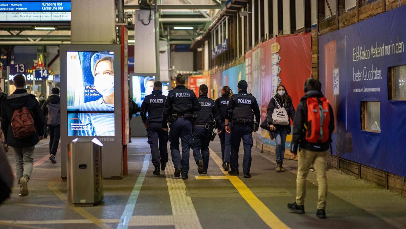 Polizeibeamte am Stuttgarter Hauptbahnhof (Archivbild): Die Beamten stellten ein Teppichmesser und mehrere Rasierklingen bei dem Mann sicher.