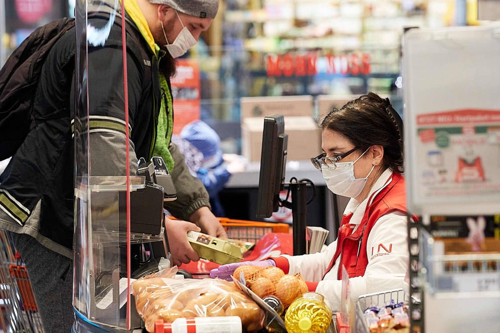 Ein Kunde an der Supermarktkasse (Symbolbild): Die steigende Inflation macht sich bei vielen alltäglichen Produkten bemerkbar.