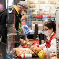 Ein Kunde an der Supermarktkasse (Symbolbild): Die steigende Inflation macht sich bei vielen alltäglichen Produkten bemerkbar.