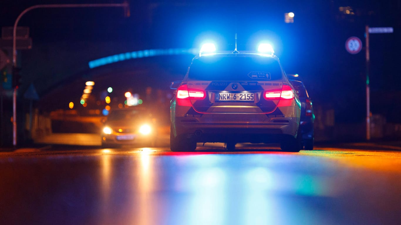 Polizeiwagen mit Blaulicht (Symbolbild): In Köln-Bickendorf sollen Polizisten im Rahmen eines Einsatzes einen italienischen Staatsangehörigen verletzt haben.
