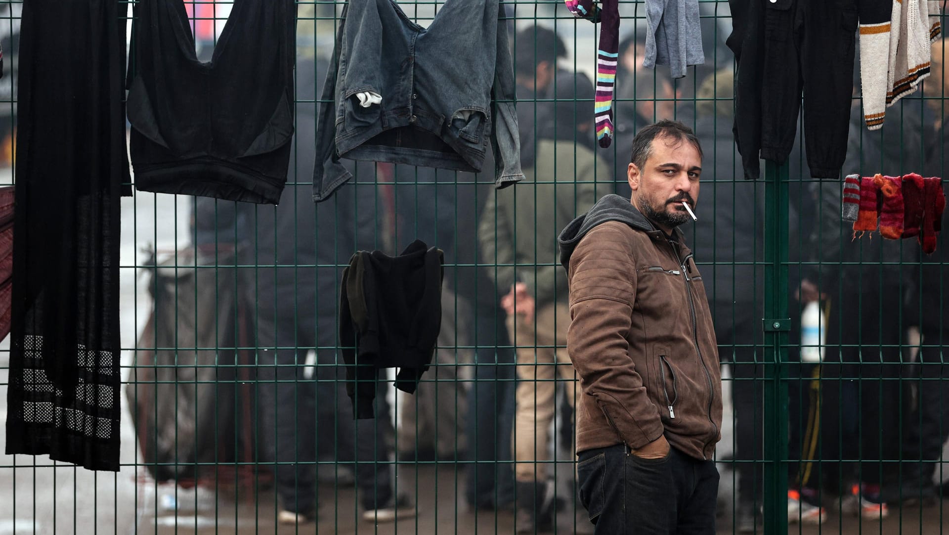 Ein Migrant an der polnisch-belarussischen Grenze: Nach Angaben des Machthabers Lukaschenko halten sich angeblich 7.000 Migranten in Belarus auf.