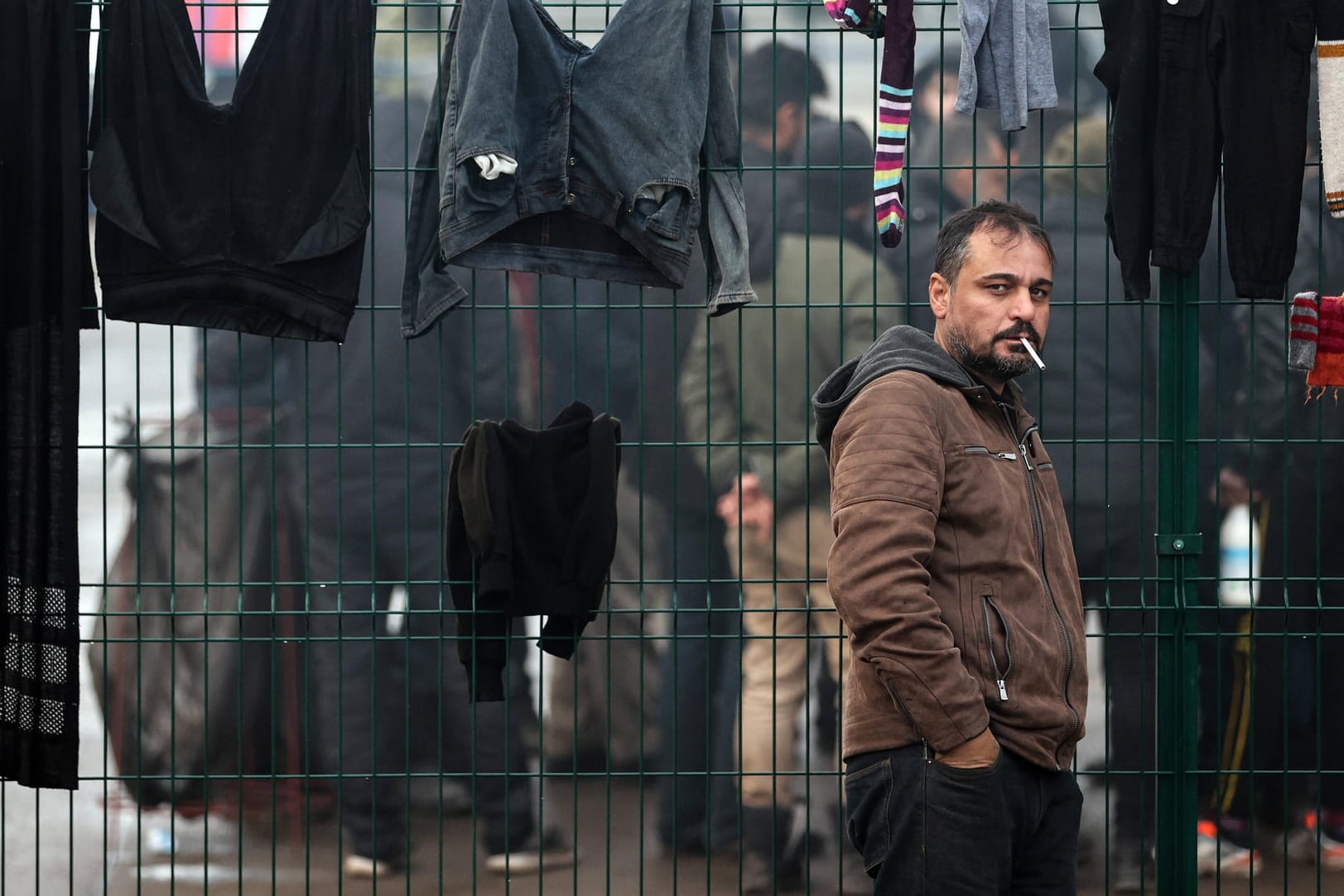 Ein Migrant an der polnisch-belarussischen Grenze: Nach Angaben des Machthabers Lukaschenko halten sich angeblich 7.000 Migranten in Belarus auf.