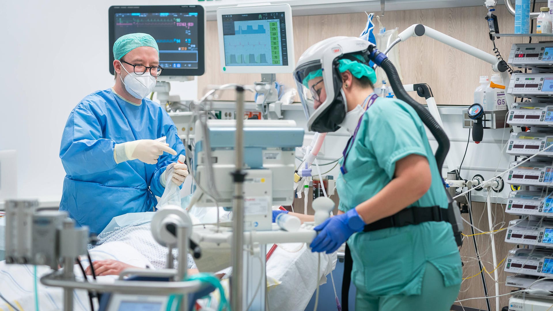 Covid-Intensivstation (Symbolbild): Aktuell sind die Zahlen der Covid-Intensivpatienten wieder so hoch wie vor einem Jahr.