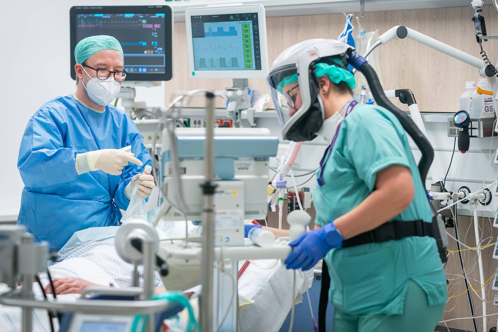 Covid-Intensivstation (Symbolbild): Aktuell sind die Zahlen der Covid-Intensivpatienten wieder so hoch wie vor einem Jahr.