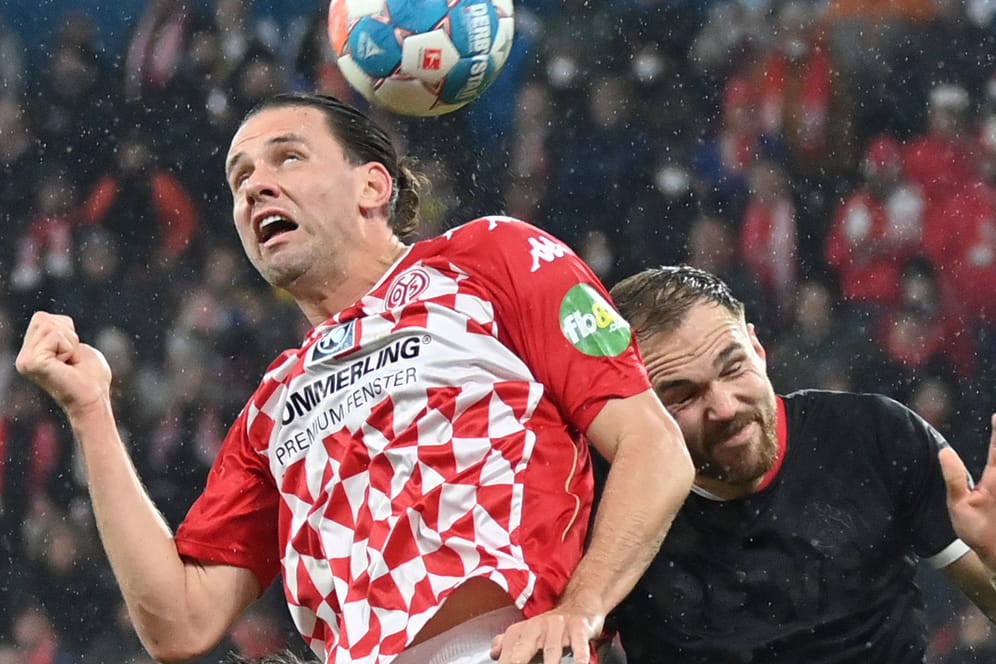 Zweikampf beim Spiel Mainz gegen Köln: Sollen nur noch geimpfte Fußballprofis auflaufen?