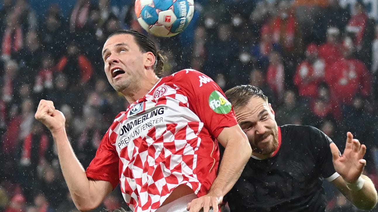 Zweikampf beim Spiel Mainz gegen Köln: Sollen nur noch geimpfte Fußballprofis auflaufen? Zweikampf beim Spiel Mainz gegen Köln: Sollen nur noch geimpfte Fußballprofis auflaufen?