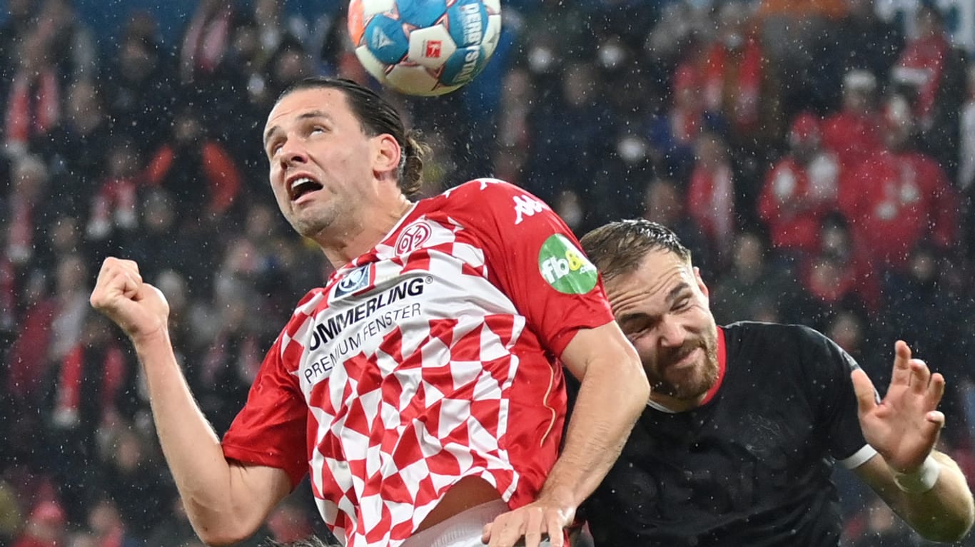 Zweikampf beim Spiel Mainz gegen Köln: Sollen nur noch geimpfte Fußballprofis auflaufen?