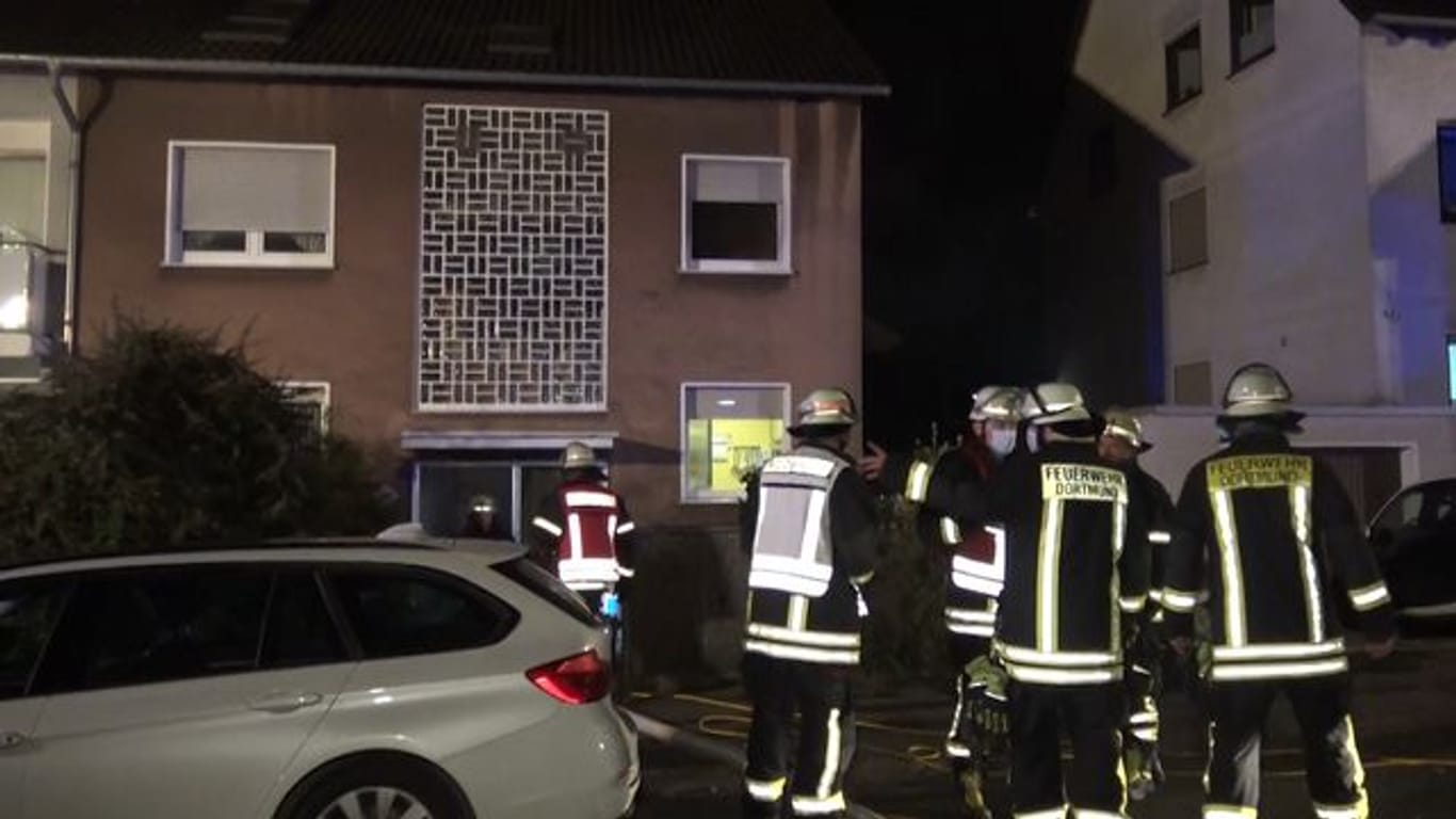 Die Feuerwehr steht bei Löscharbeiten vor einem Zweifamilienhaus im Stadtteil Berghofen (Archivbild): Brandexperten ermitteln zur Ursache des Feuers.