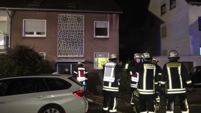 Die Feuerwehr steht bei Löscharbeiten vor einem Zweifamilienhaus im Stadtteil Berghofen (Archivbild): Brandexperten ermitteln zur Ursache des Feuers.