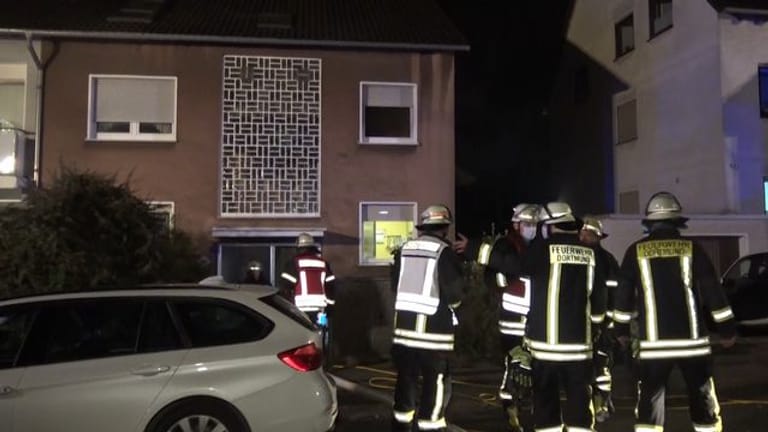 Die Feuerwehr steht bei Löscharbeiten vor einem Zweifamilienhaus im Stadtteil Berghofen (Archivbild): Brandexperten ermitteln zur Ursache des Feuers.